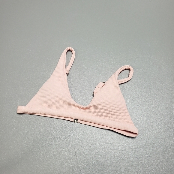 3/$15 Light pink bikini top size medium - Picture 1 of 7